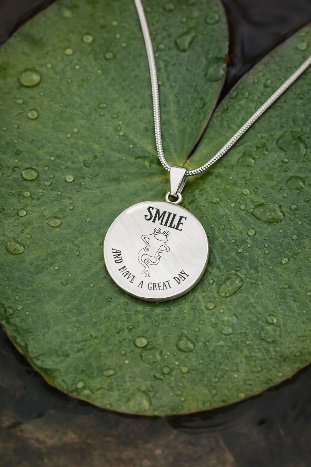 Frog Outline Circle Necklace – Minimalist Nature-Inspired Pendant Gift for Frog Lovers
