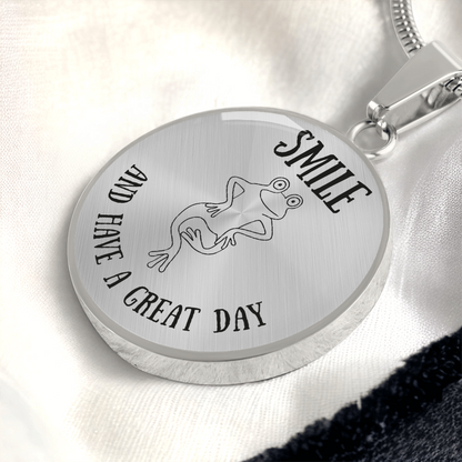 Frog Outline Circle Necklace – Minimalist Nature-Inspired Pendant Gift for Frog Lovers