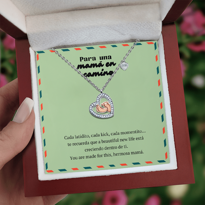 Baby Feet Heart Necklace para Mamá en Camino | Spanglish Pregnancy Gift | New Mom Necklace | Baby Shower Jewelry