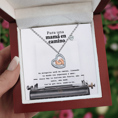 Baby Feet Heart Necklace para Mamá en Camino | Spanglish Pregnancy Gift | New Mom Necklace | Baby Shower Jewelry