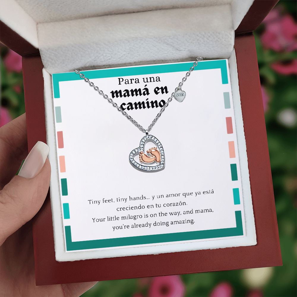 Baby Feet Heart Necklace para Mamá en Camino | Spanglish Pregnancy Gift | New Mom Necklace | Baby Shower Jewelry