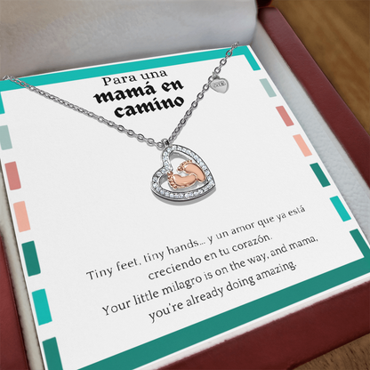 Baby Feet Heart Necklace para Mamá en Camino | Spanglish Pregnancy Gift | New Mom Necklace | Baby Shower Jewelry