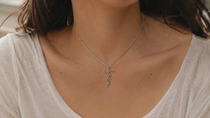 Quinnlyn & Co. Elizabeth Sister Cursive Cross Pendant Necklace, Handmade Gifts for Women with Inspirational Quote on Greeting Card